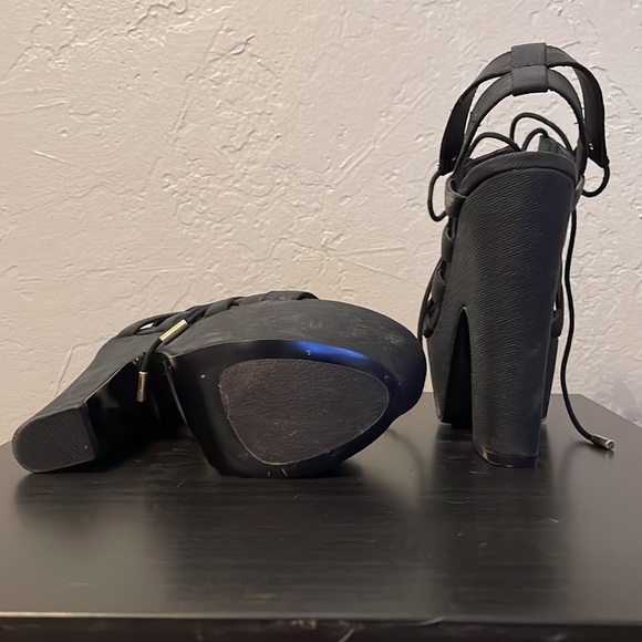 Black platform heels - Picture 2 of 3